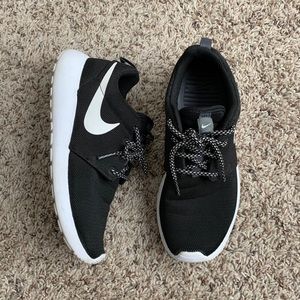 Nike Roche 7.5 womens